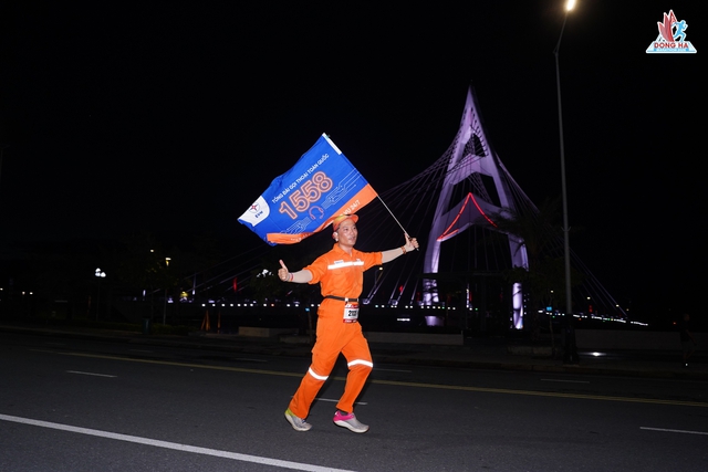 Người thợ điện chạy 21 km với lá cờ 1558 - Ảnh 2.