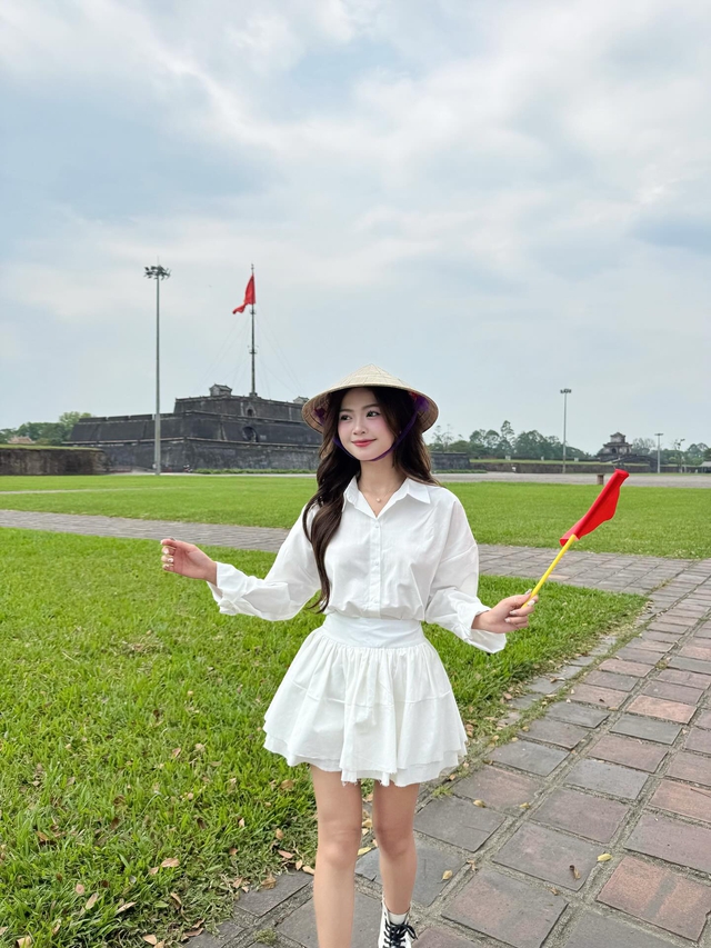 Mặc đẹp mỗi ngày với sơ mi phối chân váy ngắn - Ảnh 2.