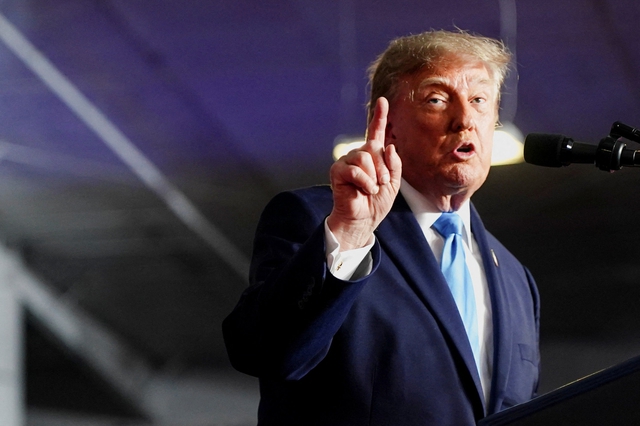 &Ocirc;ng Trump tiết lộ l&yacute; do Mỹ r&uacute;t oanh tạc cơ khỏi Anh - Ảnh 1.