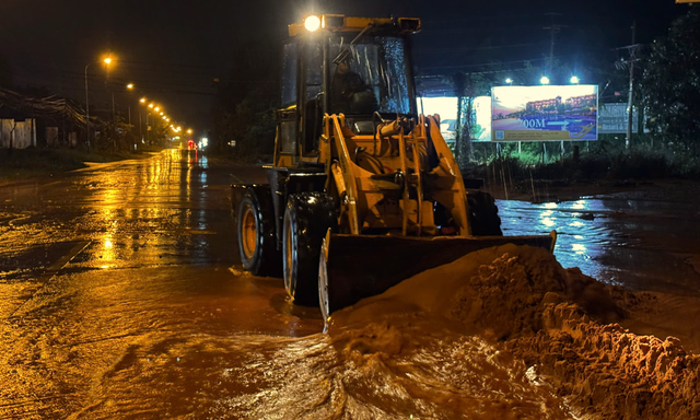 C&aacute;t đỏ lại tr&agrave;n xuống cửa ng&otilde; Mũi N&eacute;, cuốn tr&ocirc;i người đi xe m&aacute;y- Ảnh 2.
