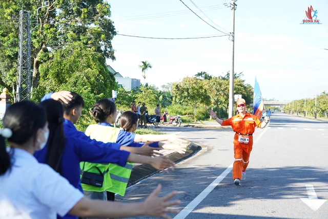Người thợ điện chạy 21 km với lá cờ 1558 - Ảnh 3.