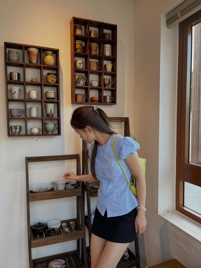 Mặc đẹp mỗi ngày với sơ mi phối chân váy ngắn - Ảnh 4.