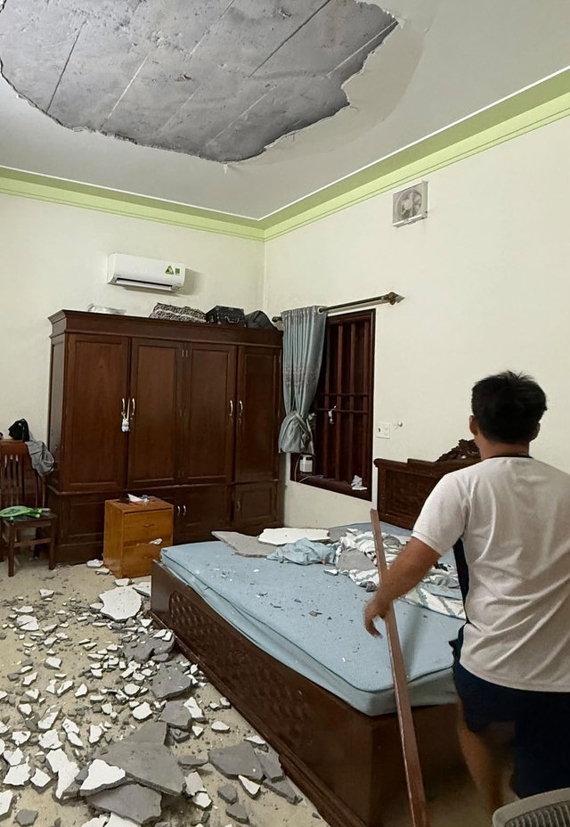 Sau tiếng động như đàn chuột chạy, cả nhà hốt hoảng vì trần nhà rơi xuống giường - Ảnh 1.