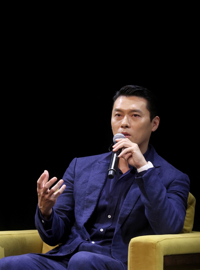 Hyun Bin thắng giải Baeksang, khoảnh khắc ăn mừng của Son Ye Jin gây sốt - Ảnh 1.