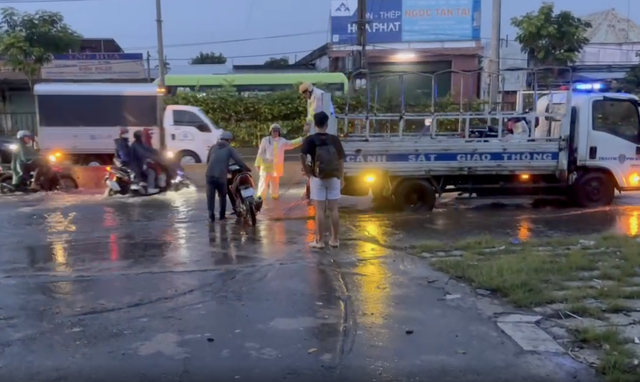 Đường ngập nước đến mức n&agrave;o th&igrave; xe m&aacute;y, &ocirc; t&ocirc; n&ecirc;n quay đầu? CSGT hướng dẫn - Ảnh 2.