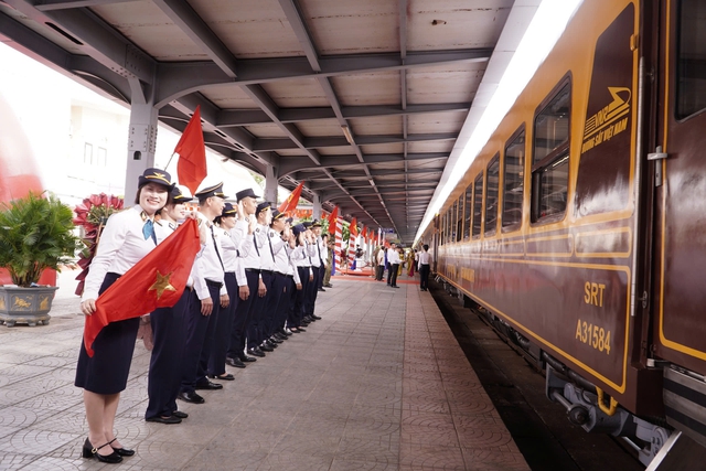 Đoàn tàu di sản Phong Nha - Cố đô Huế ra sao sau 39 ngày vận hành?- Ảnh 1.