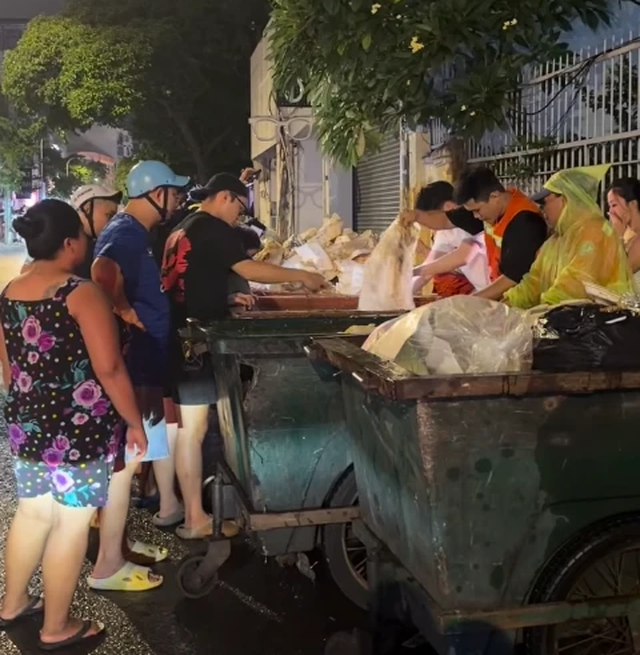 Nhân viên quán ăn ở TP.HCM bới thùng rác tìm tài sản cho khách - Ảnh 1.