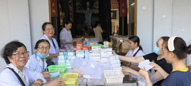 Ấm &aacute;p nghĩa t&igrave;nh trong chuyến kh&aacute;m bệnh ở T&acirc;n Ph&uacute; Trung - Ảnh 2.