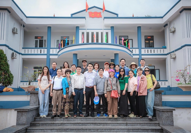 Những ánh sáng lặng thầm nơi miền Tây xứ Thanh - Ảnh 2.