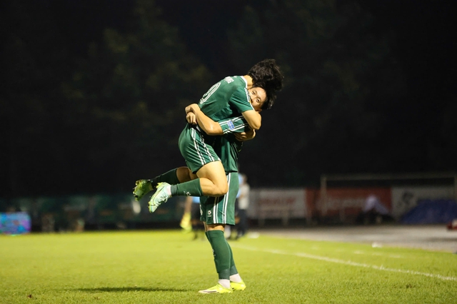 Công Phượng ghi bàn giúp TP.Đồng Nai FC thắng ngược nghẹt thở, CLB CAND và SLNA cũng đi tiếp- Ảnh 1.