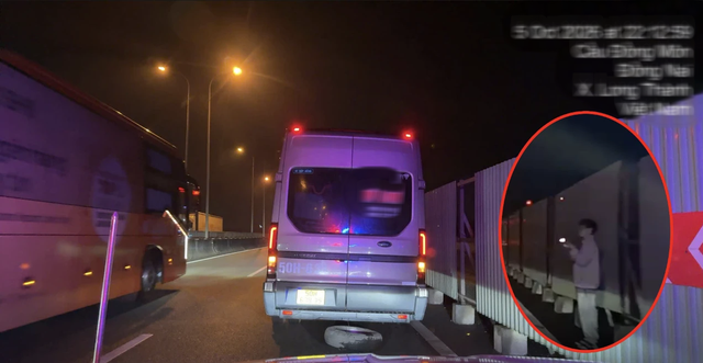 Dừng xe tr&ecirc;n cao tốc, t&agrave;i xế đứng ở l&agrave;n xe chạy bật đ&egrave;n flash cảnh b&aacute;o - Ảnh 1.