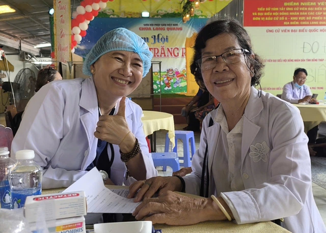 Ấm &aacute;p nghĩa t&igrave;nh trong chuyến kh&aacute;m bệnh ở T&acirc;n Ph&uacute; Trung - Ảnh 3.
