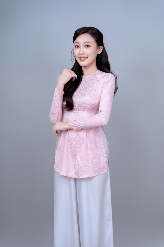 Cô gái cao 1,7m gây chú ý khi rẽ hướng sang hát bolero là ai? - Ảnh 2.