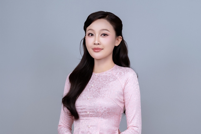 Cô gái cao 1,7m gây chú ý khi rẽ hướng sang hát bolero là ai? - Ảnh 1.
