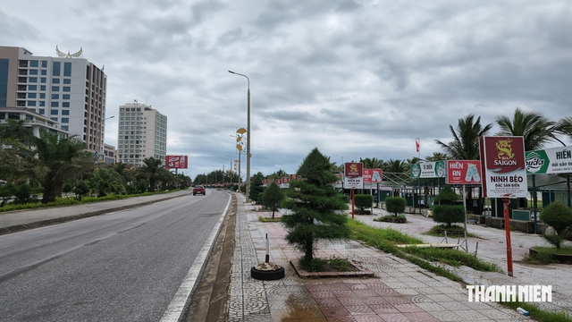 Hàng quán dọc biển Nhật Lệ phải di dời ngay trong 5 ngày cảnh báo mưa lớn?- Ảnh 1.