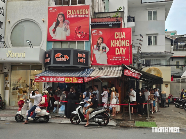 Nhân viên quán ăn ở TP.HCM bới thùng rác tìm tài sản cho khách - Ảnh 3.