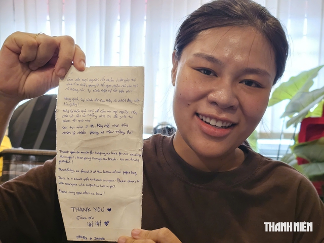 Nhân viên quán ăn ở TP.HCM bới thùng rác tìm tài sản cho khách - Ảnh 2.