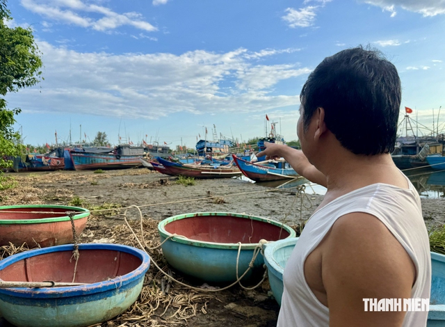 Quảng Ngãi: Sông bị bồi lấp, tàu cá mắc cạn, du lịch thất thu- Ảnh 2.