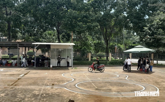 Đề thi bằng lái xe sắp tăng câu hỏi, nhiều người trẻ 'chạy nước rút' đi thi - Ảnh 1.