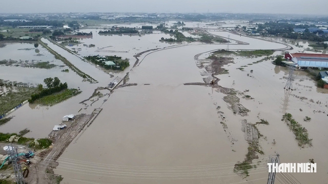 Nước lũ dồn về trong đêm, đường nhiều khu vực ở phường Tân Khánh, TP.HCM ngập nặng - Ảnh 1.