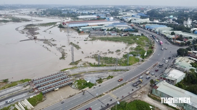 Nước lũ dồn về trong đêm, đường nhiều khu vực ở phường Tân Khánh, TP.HCM ngập nặng - Ảnh 3.