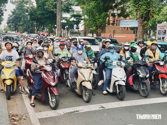 Ô tô lỡ dừng đèn đỏ trong khu vực làn chờ xe 2 bánh, có bị phạt?- Ảnh 3.