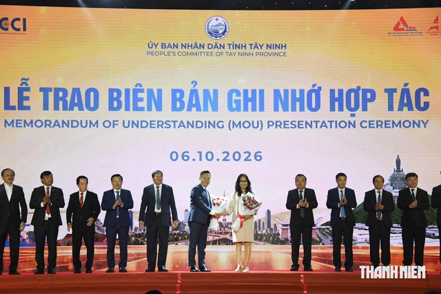 Bà Ninh Thị Bích Thùy ở Tây Ninh nhận huân chương Lao động hàng Nhì - Ảnh 2.