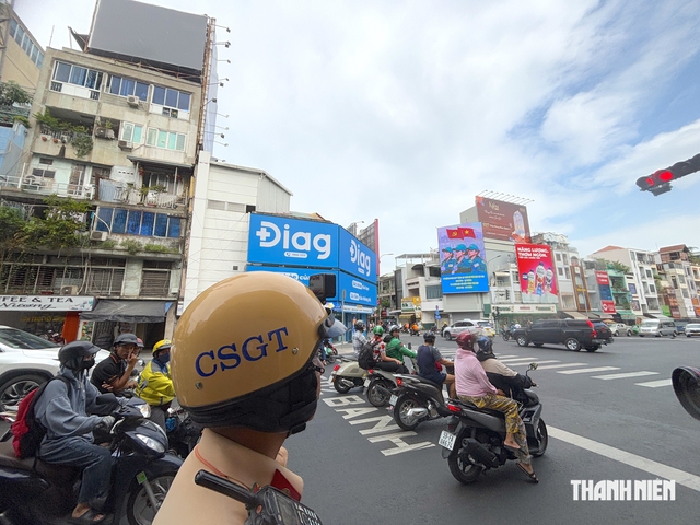 Ô tô lỡ dừng đèn đỏ trong khu vực làn chờ xe 2 bánh, có bị phạt?- Ảnh 2.