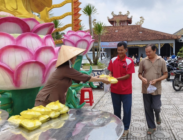 Ấm &aacute;p nghĩa t&igrave;nh trong chuyến kh&aacute;m bệnh ở T&acirc;n Ph&uacute; Trung - Ảnh 7.