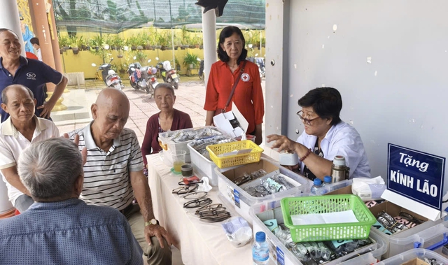 Ấm &aacute;p nghĩa t&igrave;nh trong chuyến kh&aacute;m bệnh ở T&acirc;n Ph&uacute; Trung - Ảnh 1.