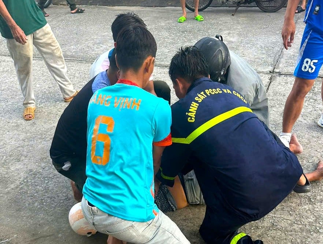 D&ugrave;ng v&ograve;i xịt nước khống chế nghi phạm ch&eacute;m 3 mẹ con nghi do ghen tu&ocirc;ng     - Ảnh 2.