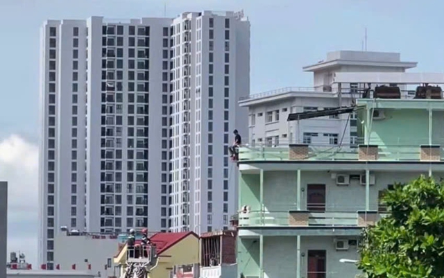 Giải cứu nam thanh niên có ý định nhảy lầu ở Quy Nhơn- Ảnh 1.