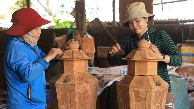 Vỏ quế Trà Bồng làm nên đôi lục bình 'khổng lồ'- Ảnh 2.