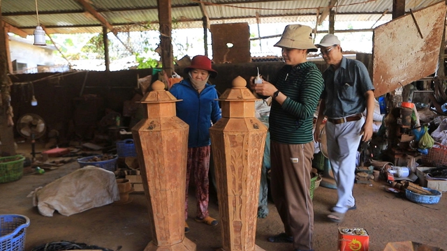 Vỏ quế Trà Bồng làm nên đôi lục bình 'khổng lồ'- Ảnh 1.