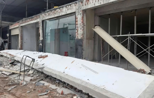 Sập ô văng bê tông trong lúc sửa nhà, một công nhân bị đè tử vong - Ảnh 1.