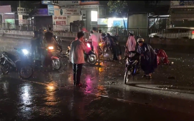 Đá tràn ra quốc lộ 1 sau cơn mưa lớn, nhiều xe máy té ngã- Ảnh 4.