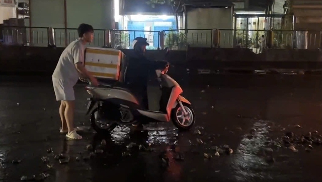 Đá tràn ra quốc lộ 1 sau cơn mưa lớn, nhiều xe máy té ngã- Ảnh 6.