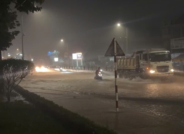 Đá tràn ra quốc lộ 1 sau cơn mưa lớn, nhiều xe máy té ngã- Ảnh 1.