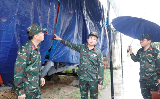 Đà Nẵng mưa lớn, quân đội bố trí lực lượng ứng trực các điểm xung yếu- Ảnh 2.