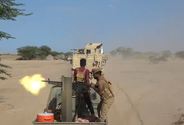 Houthi tấn công sân bay Aden, xung đột leo thang dữ dội tại Yemen - Ảnh 1.