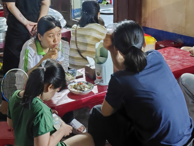 Bánh giò 25.000 đồng và câu chuyện phía sau căn bếp của người phụ nữ Quy Nhơn - Ảnh 3.