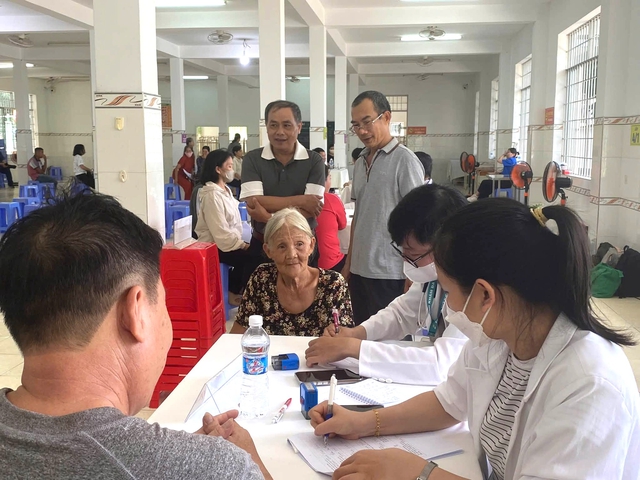 Địa phương thứ hai của TP.HCM hoàn thành khám sức khỏe toàn dân - Ảnh 1.