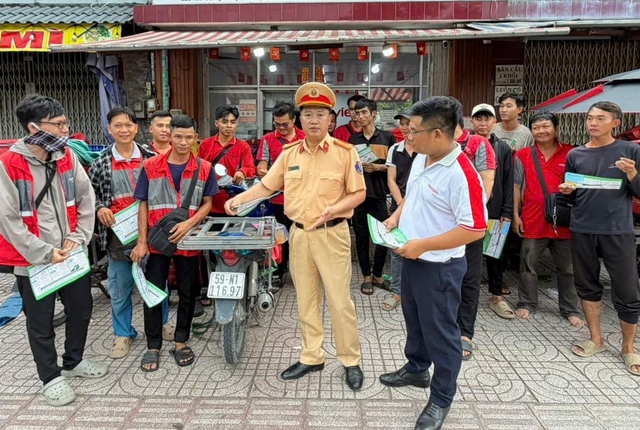 CSGT TP.HCM cảnh báo những lỗi shipper dễ mắc khi chạy xe giao hàng - Ảnh 1.