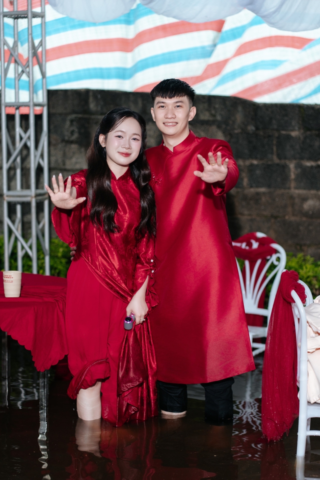 Đám hỏi giữa mưa ngập, khách mời xắn quần dự tiệc chúc phúc cô dâu, chú rể - Ảnh 3.