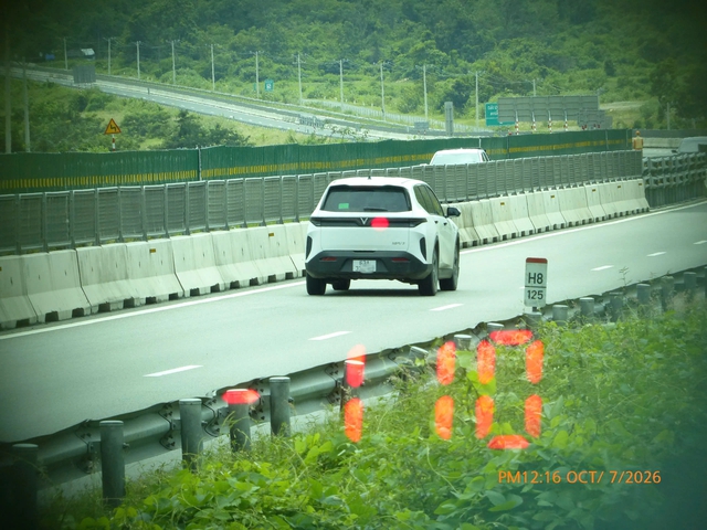 CSGT bắn tốc độ trên cao tốc: BMW phóng tới 132 km/giờ, hàng trăm xe vi phạm - Ảnh 2.