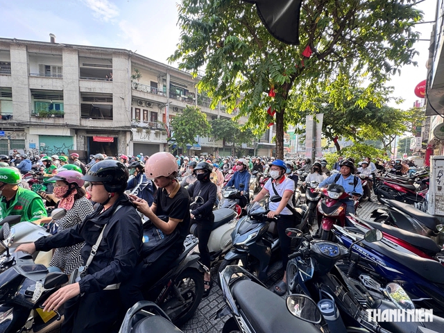 Cây to bật gốc chắn ngang đường Đinh Tiên Hoàng ở TP.HCM, nhiều người thoát nạn- Ảnh 6.