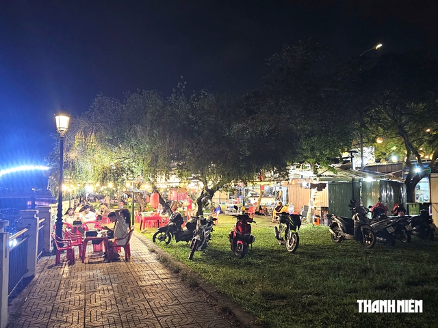 Khu phố đêm Bà Rịa nhếch nhác: Tiểu thương nói 'không muốn bán dưới lòng đường'- Ảnh 3.