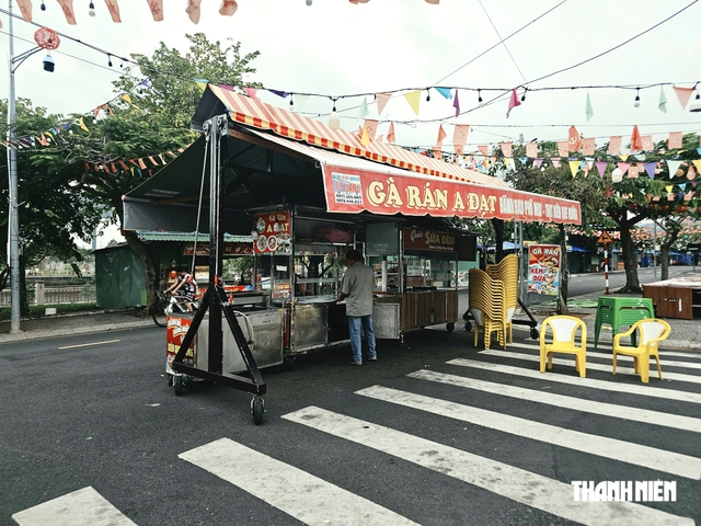 Khu phố đêm Bà Rịa nhếch nhác: Tiểu thương nói 'không muốn bán dưới lòng đường'- Ảnh 1.