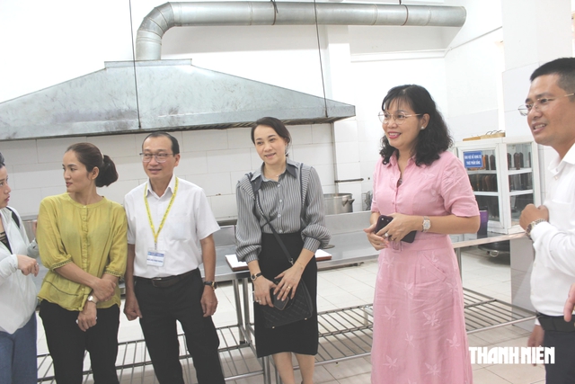 Lý do người mẹ ở TP.HCM khóc khi vào trường ăn cơm bán trú cùng con - Ảnh 6.
