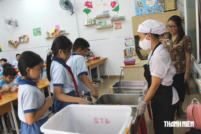 Lý do người mẹ ở TP.HCM khóc khi vào trường ăn cơm bán trú cùng con - Ảnh 8.